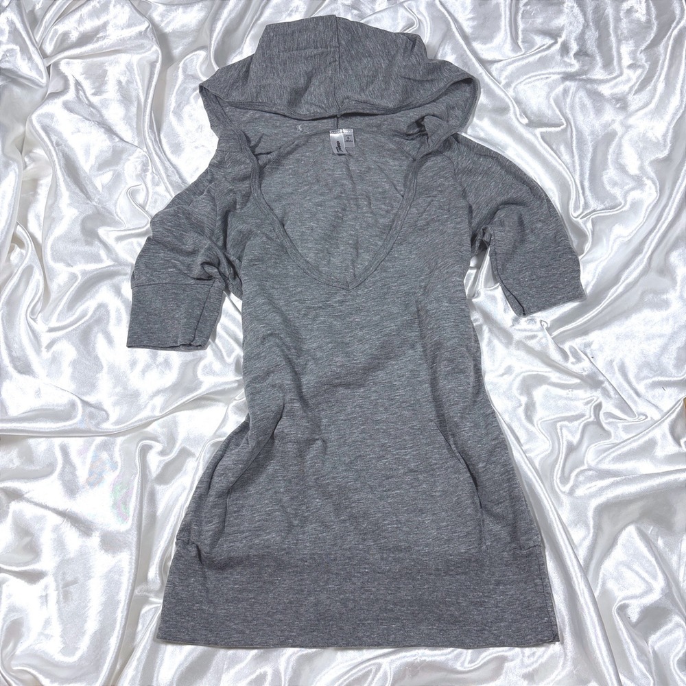 y2k District Threads Tunic Grey Excellent Deep V-Neck Hooded Short Sleeve Top